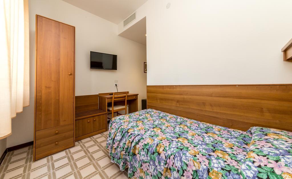 Hotel Alla Rotonda Лидо-ди-Езоло Экстерьер фото